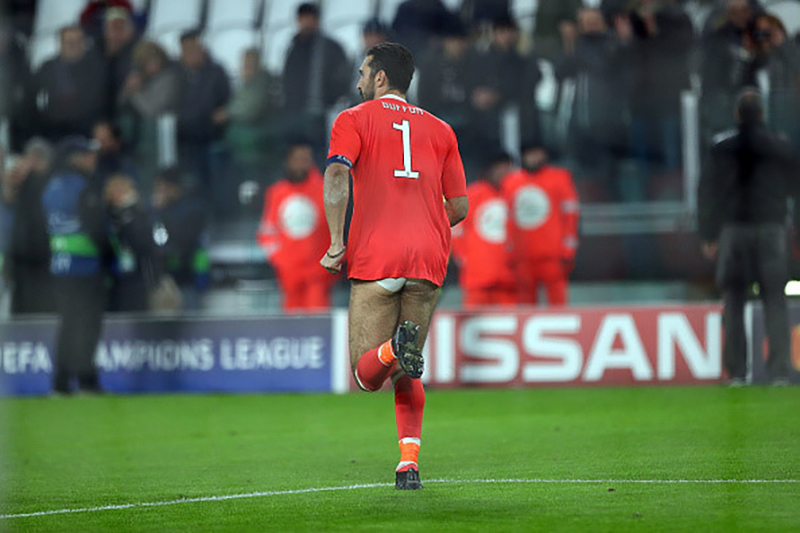 Huyền thoại Buffon cởi quần tặng fan